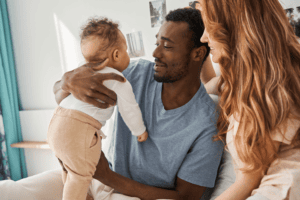Père tenant son fils métisse,le regardant avec amour
